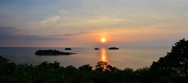 Tayland 'ın Trat kentindeki Koh Chang adasının bakış açısına göre, Tayland' da deniz okyanusu körfezinde deniz manzarası ve hava bulutları seyahet eden yabancı gezginler için gün batımında dinlenme zamanı.