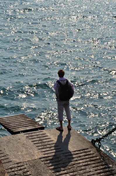 Utländska Resenärer Män Människor Stående Rekreation Färja Fartyg Över Havet — Stockfoto