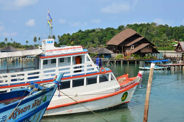 Feribot gemisi, 28 Mayıs 2011 'de Trat, Tayland' da, Körfez 'deki Koh Chang adasındaki sahil sahilinde Taylandlı yabancı turistleri ve klasik modern vintage otel binasını karşılamak için durmaktadır.
