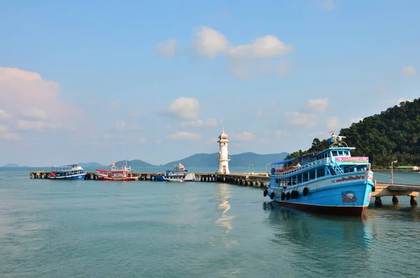 Ferry Barco Parada Esperar Tailandés Personas Extranjeros Viajeros Vehículos Cruzar — Foto de Stock