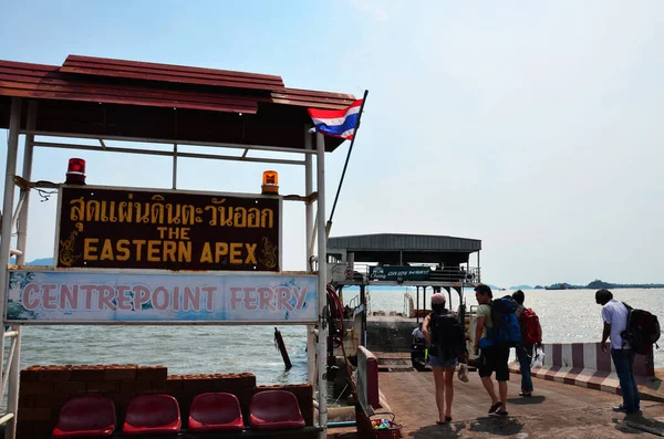Barco Ferry Transporta Personas Tailandesas Viajeros Extranjeros Vehículos Que Cruzan — Foto de Stock