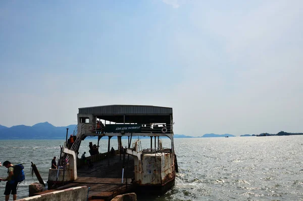 Barco Ferry Transporta Personas Tailandesas Viajeros Extranjeros Vehículos Que Cruzan — Foto de Stock