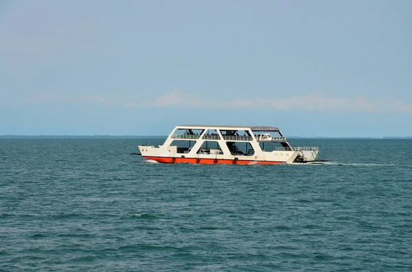 Ferry Boot Schip Vervoeren Thai Mensen Buitenlandse Reizigers Auto Vervoer — Stockfoto
