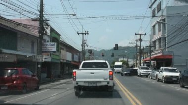 12 Nisan 2022 'de Tayland' ın Satun şehrinde, Pak Bara 'da, Tayland' da, Tayland 'da, Tayland' da, Taylandlı ve Taylandlı insanlarla trafik ışığı kavşağı.