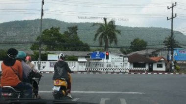 12 Nisan 2022 'de Tayland' ın Satun şehrinde, Pak Bara 'da, Tayland' da, Tayland 'da, Tayland' da, Taylandlı ve Taylandlı insanlarla trafik ışığı kavşağı.