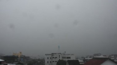 Tayland 'ın Phatthalung şehrinin hava manzarası ve Tayland' ın Phatthalung kentindeki yabancı gezginler için fırtına ve rüzgar yağarken otelden eve kadar uzanan yüksek binalar.