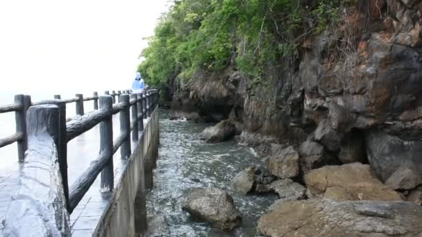 タイ人と外国人旅行者のためのムコペトラ国立公園の海の中の時間旅行の旅ゾーンの石の橋タイのサトゥンのラNgu市で朴バラ漁村での旅行の訪問を歩く — ストック動画