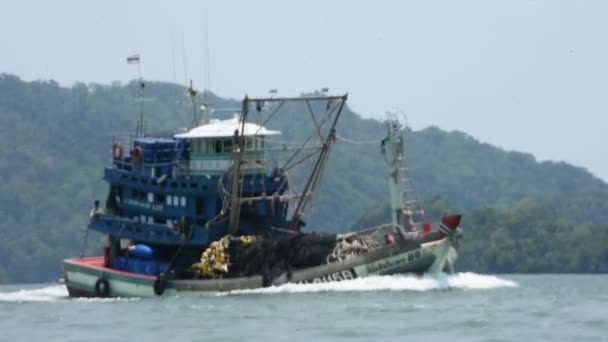 Thajští Rybáři Plachtění Rybářská Loď Moři Úlovku Ryb Mořský Život — Stock video