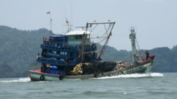 Thai Fisher People Sailing Fishing Boat Ship Sea Catch Fish — стоковое видео