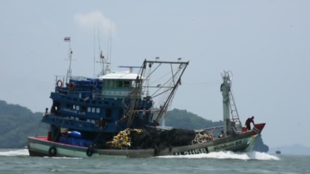 Thai Fisher People Sailing Fishing Boat Ship Sea Catch Fish — Stock Video