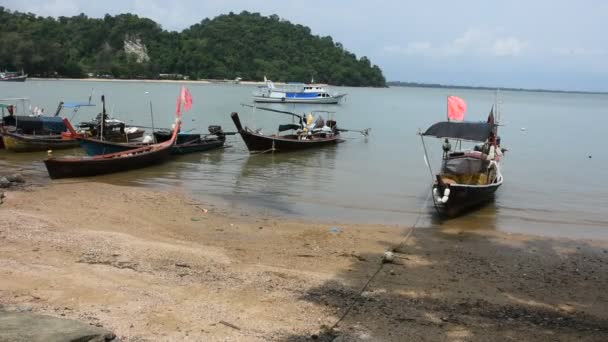 Pohled Krajina Místní Thajští Rybáři Plovoucí Zastavit Dřevěné Lodi Moři — Stock video