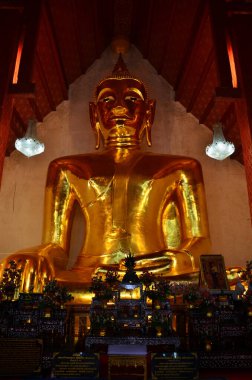 Antik Phra Chao Ton Luang Buda heykeli Tayland Ubosot Kilisesi 'nde gezginler için 15 Mart 2022' de Phayao, Tayland 'da Wat Si Kham Tapınağı' nın kutsal ibadetine saygılarını sunarak seyahat ederler.