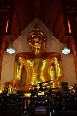 Antik Phra Chao Ton Luang Buddha heykeli Tayland 'ın Phayao kentindeki Wat Si Khom Kham tapınağının kutsal ibadeti için seyahat eden Tayland halkı için antik ubosot kilisesinde.