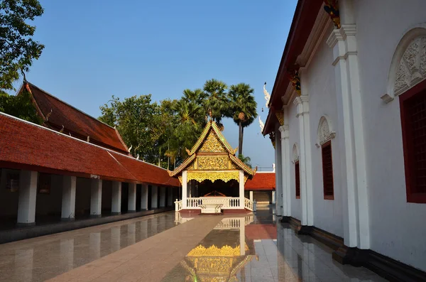 泰国Phayao的Wat Khom Kham佛寺的古建筑古建筑 为泰国人和外国游客提供了游历的平台 并向佛陀致敬 祝福他们的神圣崇拜 — 图库照片