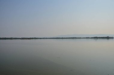 Manzara Kwan Phayao gölü ve büyük bataklık tatlı suyu ve Tayland halkı ve yabancı gezginler için halka açık parkı gezin ve dinlenin Phayao eyaletinin başkenti Tayland 'da sabah saatlerinde dinlenin.