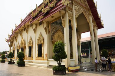 Taylandlı gezginler için antik antik antika bina ubosot 9 Nisan 2022 'de Nakhon Pathom, Tayland' da Wat Lam Phaya veya Lumphaya tapınağının kutsal ibadeti için Buda 'ya dua etmek ve ziyaret etmek için seyahat eder.