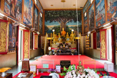 Taylandlılar ve yabancı gezginler için antik Buda heykelleri 9 Nisan 2022 'de Tayland' ın Nakhon Pathom şehrinde, Wat Lam Phaya tapınağında kutsal ibadete ve kutsal ibadete giderler.