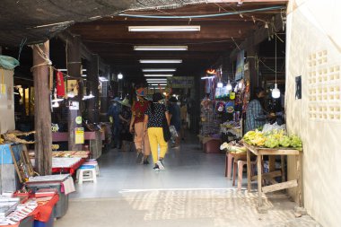 Taylandlı yabancılar 9 Nisan 2022 'de Tayland Nakhon Pathom, Tayland' da Talad Nam Lumphaya Tapınağı veya Wat Lam Phaya Yüzen Pazarı 'ndaki bakkal ahşap teknesinden alışveriş yaparak geziyorlar.