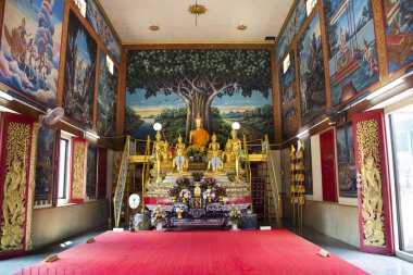 Taylandlılar ve yabancı gezginler için antik Buda heykelleri 9 Nisan 2022 'de Tayland' ın Nakhon Pathom şehrinde, Wat Lam Phaya tapınağında kutsal ibadete ve kutsal ibadete giderler.