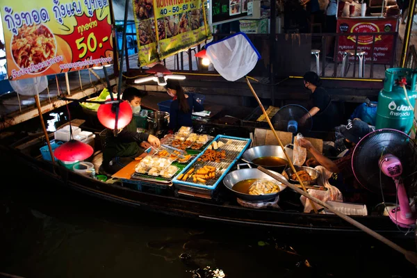 Tajlandczycy Ludzie Zagraniczni Podróżujący Pieszo Zwiedzanie Zakupów Sklepu Spożywczego Drewniana — Zdjęcie stockowe