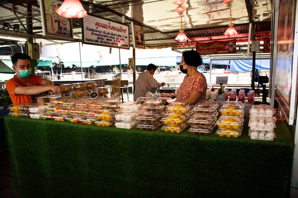 Viaggiatori Thailandesi Che Viaggiano Piedi Visitano Shopping Dal Negozio Alimentari — Foto Stock
