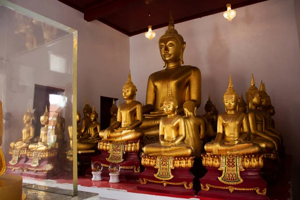 タイの人々と外国人旅行者のための古いブソット教会の古代の仏像は タイのノンタブリのバンクライ市にあるワット ボット ボン寺院で祝福の神聖な崇拝を訪問し 尊重します — ストック写真