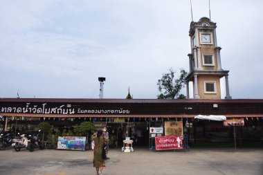 Tayland 'ın başkenti Nonthaburi' de 20 Mart 2022 'de Tayland' daki Bang Kruai 'de gezginler için yerel Talad Nam Yüzen Bot Tapınağı' ndaki antika saat kulesi.