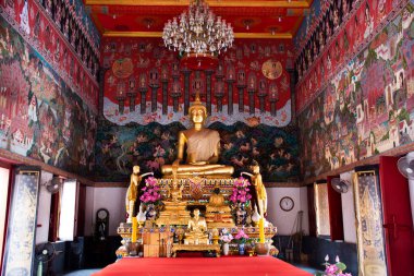 Taylandlı gezginler için eski ubosot kilisesinde antik Buda heykelleri 9 Nisan 2022 'de Nonthaburi, Tayland' da bulunan Bang Kruai 'de bulunan Wat Bot Bon tapınağında kutsal ibadete ve kutsal ibadete gider.