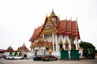 Taylandlı gezginler için antik antika bina ubosot 20 Mart 2022 'de Nonthaburi, Tayland' da bulunan Bang Kruai 'de kutsal Wat Bot Tapınağı' na ibadet etmek için Buda 'ya dua edin ve ziyaret edin.