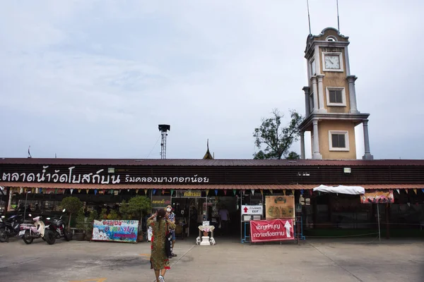 Tayland 'ın başkenti Nonthaburi' de 20 Mart 2022 'de Tayland' daki Bang Kruai 'de gezginler için yerel Talad Nam Yüzen Bot Tapınağı' ndaki antika saat kulesi.