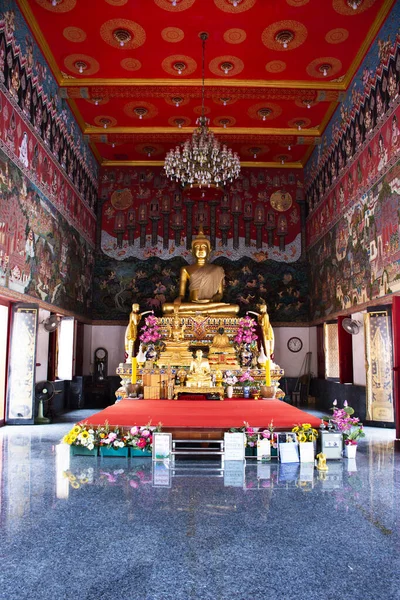 Taylandlı gezginler için eski ubosot kilisesinde antik Buda heykelleri 9 Nisan 2022 'de Nonthaburi, Tayland' da bulunan Bang Kruai 'de bulunan Wat Bot Bon tapınağında kutsal ibadete ve kutsal ibadete gider.