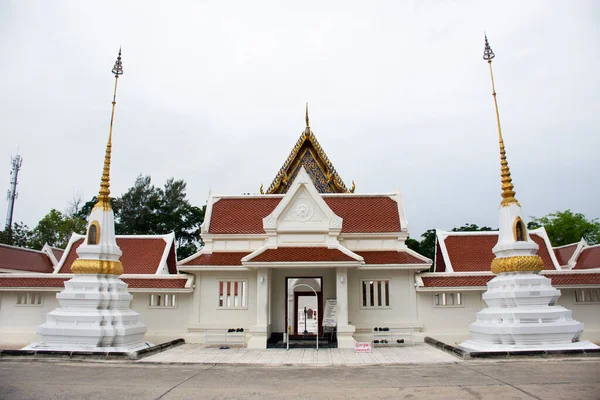 タイの旅行者のための古代のアンティークの建物の小塔タイのノンタブリで2022年3月20日にバンクライでワット ボット ボン寺院の祝福の神聖な崇拝を訪問し 尊重します — ストック写真