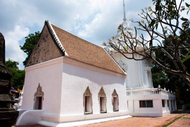 Eski ibadet salonu veya antik ubosot kilisesi ve harabeleri. Tayland 'ın Nonthaburi kentindeki Wat Chomphuwek ya da Chumpoo Wek tapınağını ziyaret eden insanlar için.