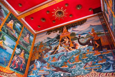 Antik tasarım freskleri Tayland 'ın başkenti Nonthaburi' de 17 Mart 2022 'de, Tayland' da bulunan Wat Chomphuwek ya da Chumpoo Wek tapınağında dua eden Buda 'ya ziyaret edin.