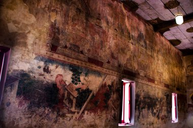 Tai halkı için duvar resimleri ve antika iç yapı ubosot mimarisi Wat Chomphuwek veya Tayland Nonthaburi 'deki Chumpoo Wek tapınağındaki Buda' ya saygı duyun.