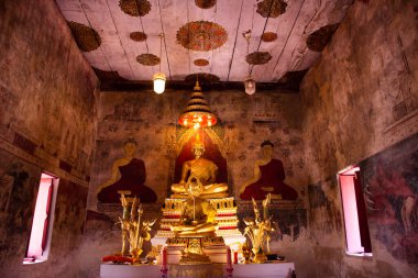 Taylandlılar ve yabancı gezginler için eski ubosot kilisesinde antik Buda heykelleri. Wat Chomphuwek ya da Tayland Nonthaburi 'deki Chumpoo Wek tapınağını ziyaret edip kutsal ibadete saygı duyuyorlar.