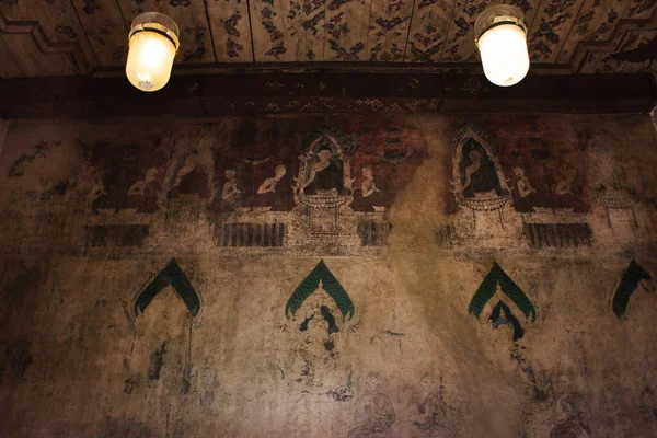 Tai halkı için duvar resimleri ve antika iç yapı ubosot mimarisi Wat Chomphuwek veya Tayland Nonthaburi 'deki Chumpoo Wek tapınağındaki Buda' ya saygı duyun.