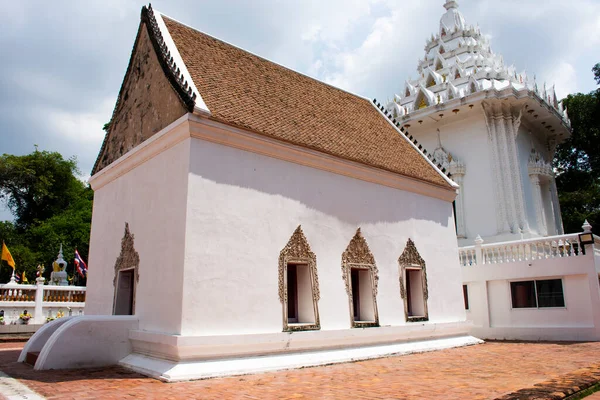 在泰国农塔布里的万福和Chumpoo Wek庙宇 古旧的协调厅或古旧的乌博斯教堂 为泰国人拜会敬拜敬拜 为他们祈祷 — 图库照片
