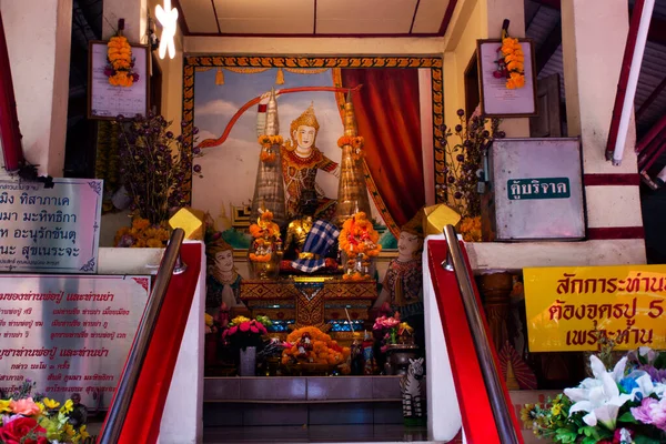 Antik efsane Poh Phu Si Chomphu antik tapınağı Tayland 'ın Nonthaburi şehrinde 17 Mart 2022' de Wat Chomphuwek manastırı veya Chumpoo Wek tapınağını ziyaret edip namaz kılan gezginler içindir.