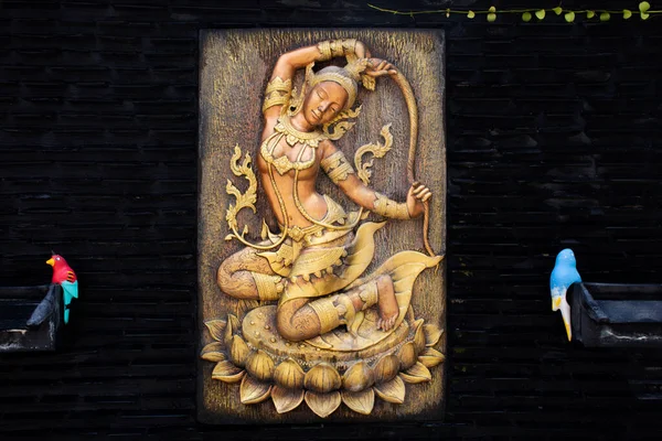 プラメーソラーニー神またはワスンダラまたはダーラニ天使の女神古代タイの伝承旅行者のための古代タイの民間伝承タイのノンタブリにあるワット チョムプークまたはチュンプー ウィーク寺院での祝福を尊重する訪問 — ストック写真