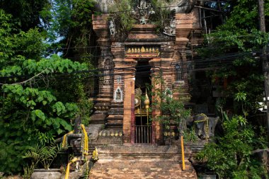 Tayland 'ın başkenti Nakhon Si Thammarat' ta namaz kılan yabancı gezginler ve Tayland 'ın Tayland' daki Tayland 'da yaşayan Tayland halkı için antik Prasat Witsanu Wang Sila Si Wichai Ban Thaithom tapınağı yıkıntıları.