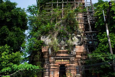 Tayland 'ın güneyinde Tayland' ın Nakhon Si Thammarat bölgesindeki Ronphibool semtinde antik harabeler ve Tayland halkı ve yabancı gezginler için eski tapınaklar inşa ediliyor.