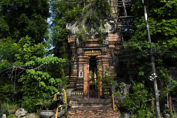 Tayland 'ın başkenti Nakhon Si Thammarat' ta namaz kılan yabancı gezginler ve Tayland 'ın Tayland' daki Tayland 'da yaşayan Tayland halkı için antik Prasat Witsanu Wang Sila Si Wichai Ban Thaithom tapınağı yıkıntıları.