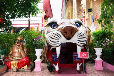 Tünel kaplanı başı kapısı Tayland 'ın başkenti Nonthaburi' de 20 Mart 2022 'de kutsanmış Buda' nın kutsal ibadeti olan Wat Ta Khian Tapınağı 'nı ziyaret edin.