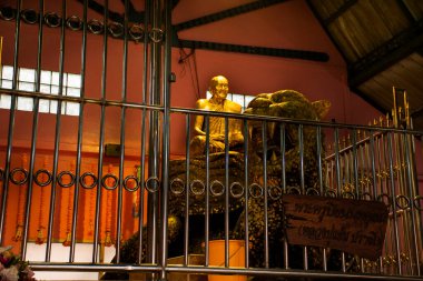 Luang Pu Yam keşişi ve Buda heykeli Tayland halkı ve yabancı gezginler için 17 Mart 2022 'de Nonthaburi, Tayland' da bulunan Ta Khian tapınağındaki kutsal ibadete saygılarını sunarak ziyaret ederler.