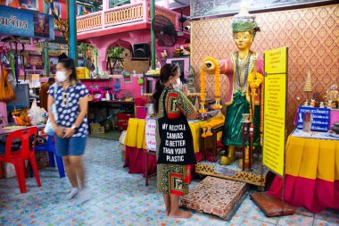 Antik mimari tanrısı heykeli ve antik inşa edilmiş Wat Takhian tapınağı Tayland 'ın başkenti Nonthaburi' de 20 Mart 2022 'de yapılan ibadeti ziyaret edin.