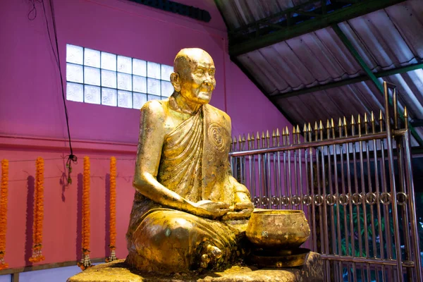 タイの人々と外国人旅行者のための古代の黄金のルアンプヤム僧と仏像タイのノンタブリにあるワット タハンまたはタ キアン寺院での祝福の神聖な崇拝を訪問し 尊重します — ストック写真