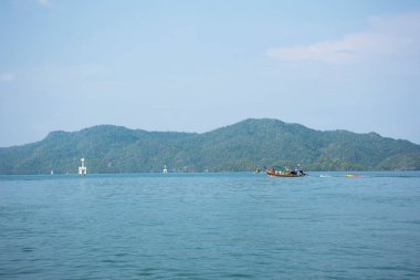 Tayland 'ın başkenti Satun' da, Tayland 'ın başkenti San Lang Mangkorn' da ve Ko Khao Yai ve Prasat Hin Pan Yod 'da seyyar gezginleri ziyaret etmek için yerel thai halkı rehberlik ediyor.