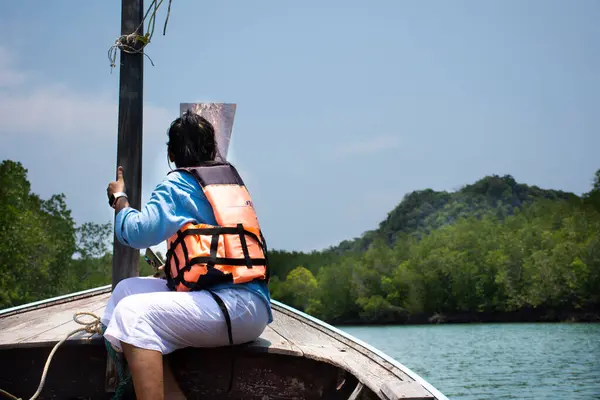 Viajeros Tailandeses Mujeres Personas Sientan Barco Cola Larga Flotando Mar — Foto de Stock