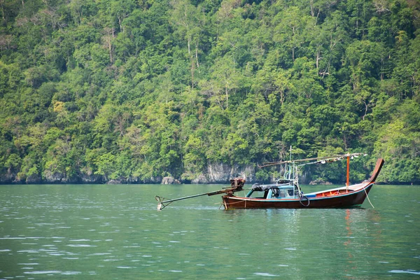 Thai Man Fisher People Sailing Wooden Long Tail Boat Fishery — стоковое фото